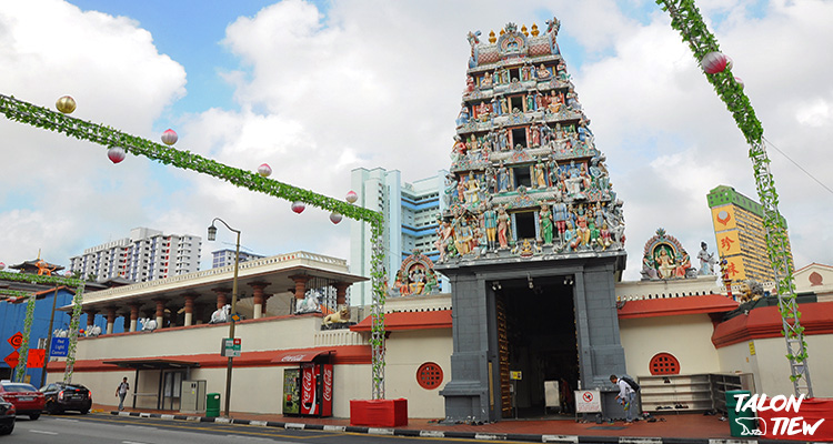 บริเวณหน้าประตูทางเข้าวัดศรีมาริอัมมันต์ Sri Mariamman Temple