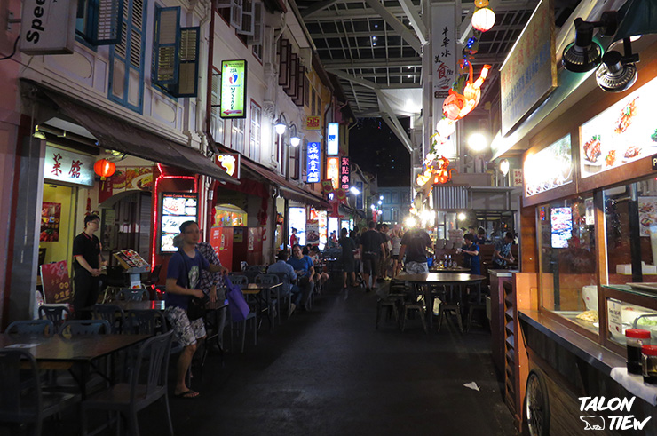 บรรยากาศยามค่ำคืนที่ Chinatown Food Street