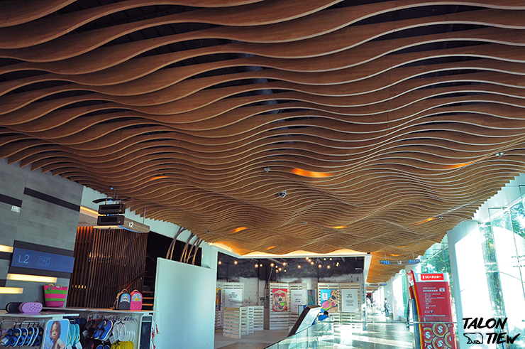 เพดานของห้าง repluse ตกแต่งเป็นรูปคลื่น