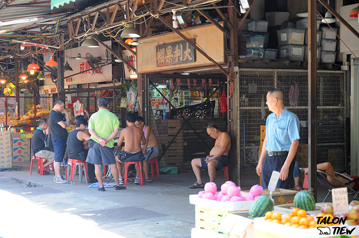 คนงานตั้งนั่งวงนับเลขกันภายในตลาด