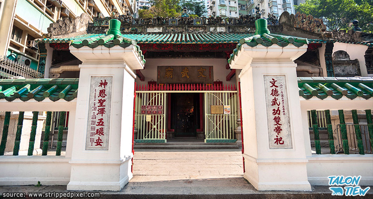 ด้านหน้าทางเข้าวัดหม่านโหมว Man Mo Temple ย่าน Sheung Wan