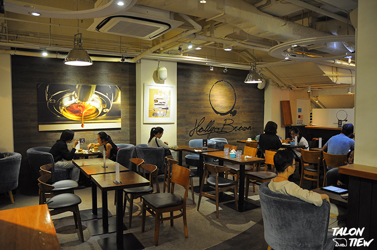 บรรยากาศภายในร้านกาแฟ Holly Brown Coffee สาขาสถานี Central