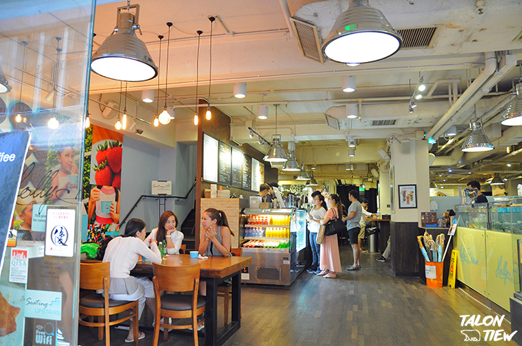 บรรยากาศภายในร้านกาแฟ Holly Brown Coffee สาขาสถานี Central