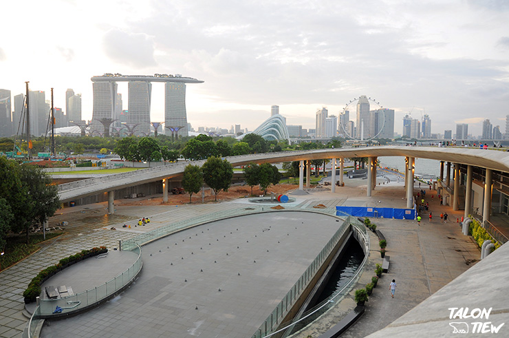 วิวจากทางเดินขึ้นดาดฟ้ามาริน่า บาร์ราจ(Marina Barrage)