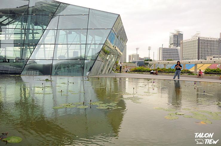 มุมภาพที่ถ่ายจากทางเดินริมอ่าว หน้าตึกเรือ Marina Bay Sands