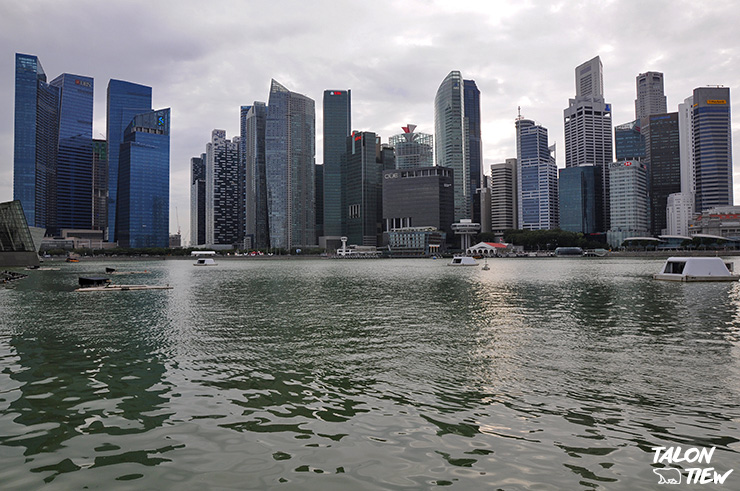 มุมภาพที่ถ่ายจากทางเดินริมอ่าว หน้าตึกเรือ Marina Bay Sands