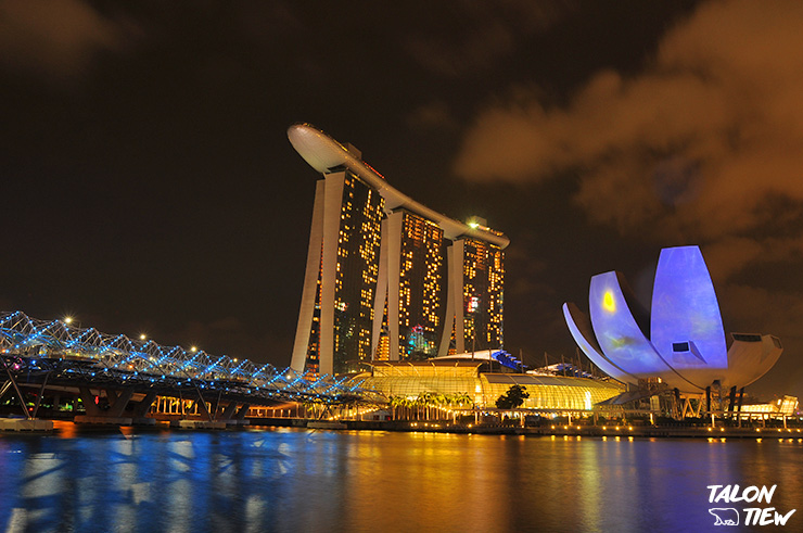 มุมภาพถ่ายจากทางเดินริมอ่าวหน้า โรงละคร Esplanade