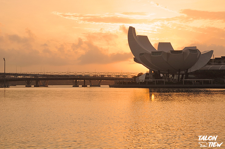 วิวพระอาทิตย์ขึ้นกับพิพิธภัณท์ศิลปะวิทยาศาสตร์ ArtScience Museum Singapore กับสะพานเกลียวฮีลิกซ์