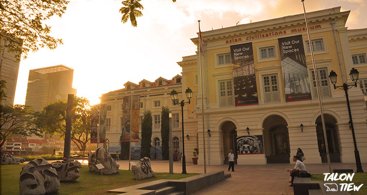 บรรยากาศยามเย็นที่ด้านหน้าพิพิธภัณท์อารยธรรมเอเชีย Asian Civilisations Museum