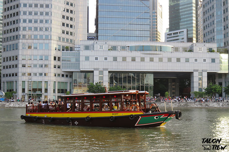 เรือ BumBoat บริเวณ ย่านออฟฟิศ Boat Quay