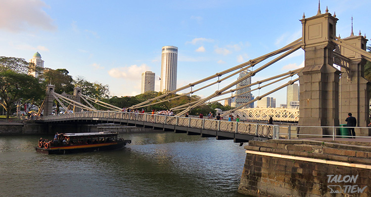 เรือล่องแม่น้ำและสะพานคาเวนาห์ Cavenagh Bridge