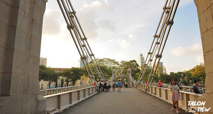 บนสะพานคนเดินคาเวนาห์ Cavenagh Bridge