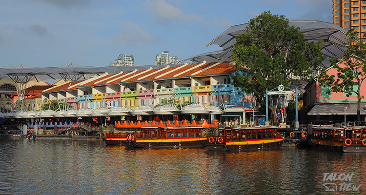 เรือ BumBoat ที่จอดรอให้บริการที่ท่าเรือ Clarke Quay