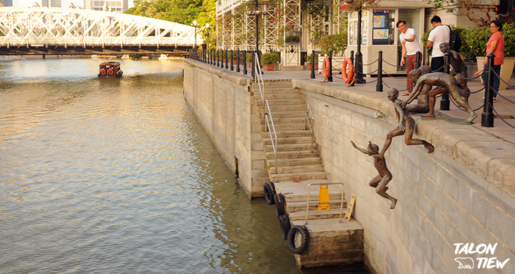 รูปปั้นเด็กกระโดดน้ำที่หน้าโรงแรม Fullerton แม่น้ำสิงคโปร์