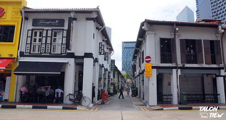 หน้าทางเข้าตรอกฮาจิ Haji Lane และร้านกาแฟ I am