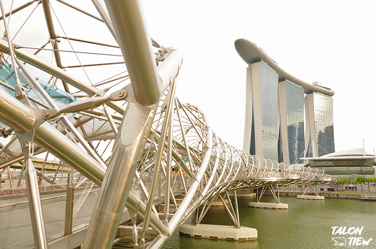 บรรยากาศตอนกลางวันที่สะพานเกลียว ฮีลิกซ์ Helix Bridge