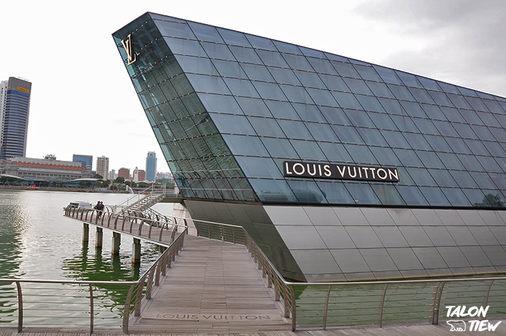 ร้าน Louis Vuitton ด้านหน้าตึกเรือมาริน่าเบย์แซนด์(Marina Bay Sands) ริมอ่าวมารีน่า