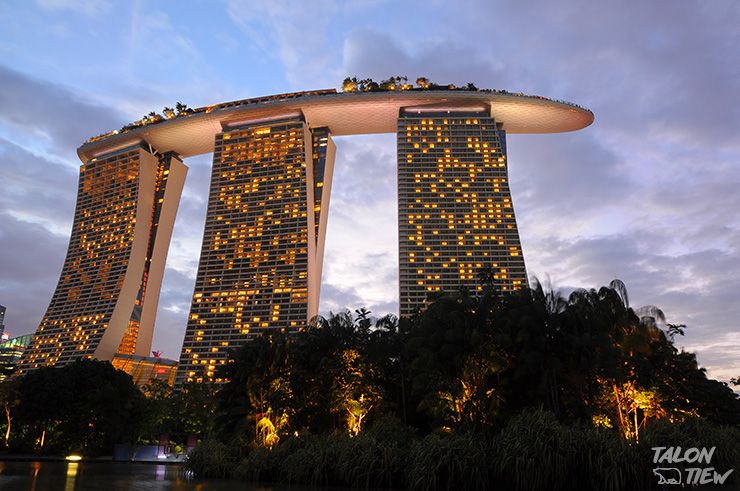 รูปยามเย็นของตึกเรือมาริน่าเบย์แซนด์ Marina Bay Sands