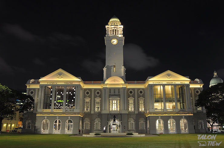 โรงละครวิคตอเรีย Victoria Theatre & Concert Hall ยามค่ำคืนจะเปิดไฟสว่างสวยงาม