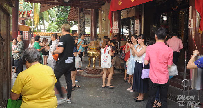 บริเวณหน้าอาคารวิหารหลักของ วัดเจ้าแม่กวนอิม kwan im thong hood cho temple