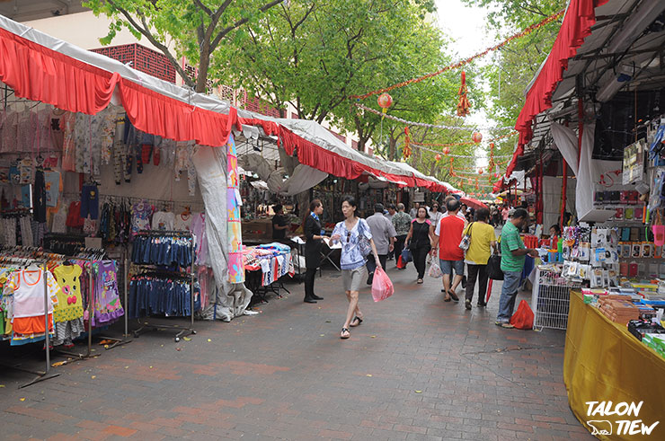 ตลาดที่ถนนคนเดินก่อนถึงวัดเจ้าแม่กวนอิม kwan im thong hood cho temple