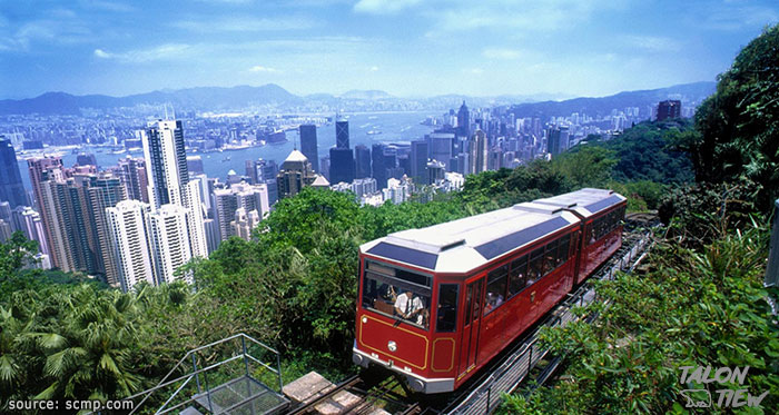 รถราง Peak Tram มองเห็นวิวสวยๆขณะนั่งรถขึ้นไปบน The Peak