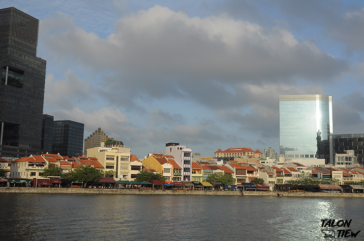 ร้านอาหารเรียงรายตลอดทางริมแม่น้ำสิงคโปร์ย่าน Boat Quay