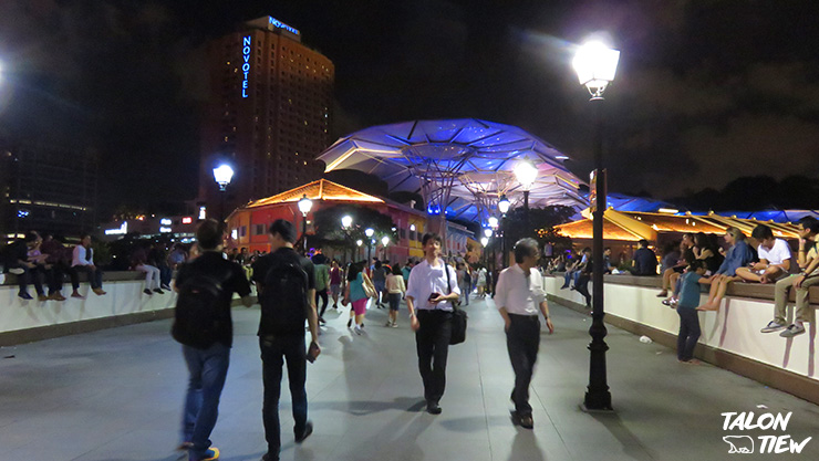 บรรยากาศยามค่ำคืนที่สะพาน Read Bridge ย่านคล้ากคีย์(ClarkeQuay)