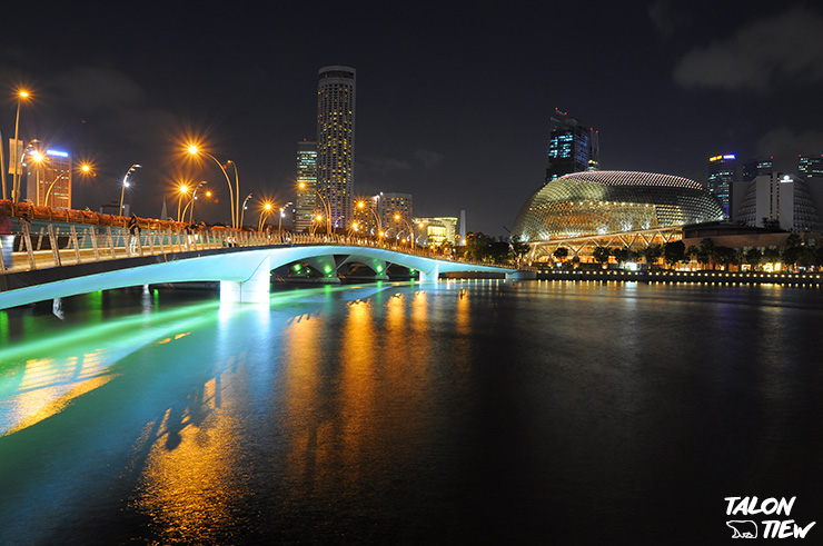 บรรยากาศที่สวยงามยามค่ำคืนของอาคารโรงละครเอสพลานาด Esplanade