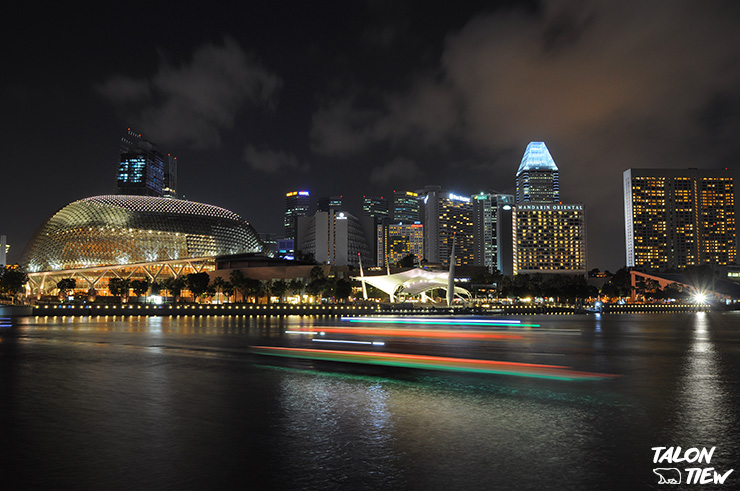 บรรยากาศที่สวยงามยามค่ำคืนของอาคารโรงละครเอสพลานาด Esplanade