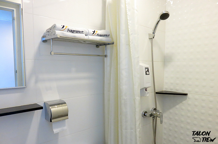 ห้องน้ำภายในห้องพัก กั้นส่วนเปียกส่วนแห่งด้วยผ้าม่าน