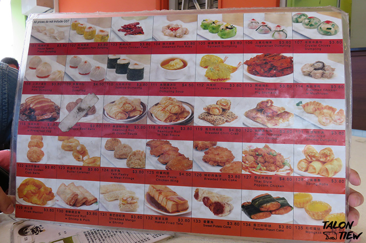 เมนูอาหารเยอะแยะมากมายพร้อมราคาของร้านติ่มซำ Mongkok Dim Sum