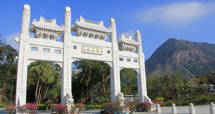 ซุ้มประตู Po Lin Monastery