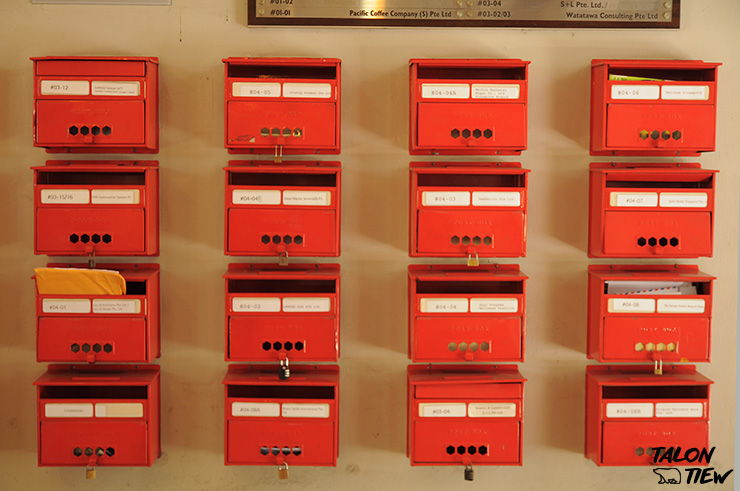 ตู้จดหมายสีแดงภายในอาคาร