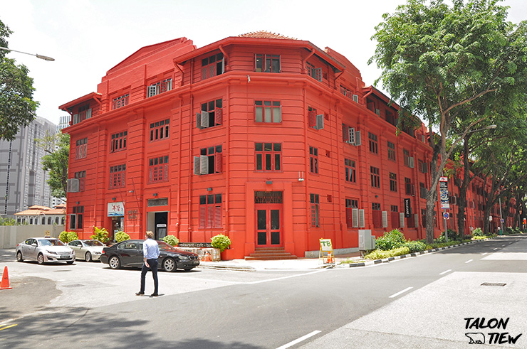 อาคารสีแดงสดของพิพิธภัณท์ Red Dot Design Museum