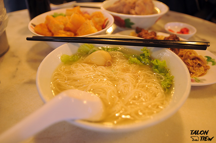 เส้นหมี่ในน้ำซุปของร้านซองฟา บักกุ๊ดเต๋(Song Fa Bak Kut Teh)