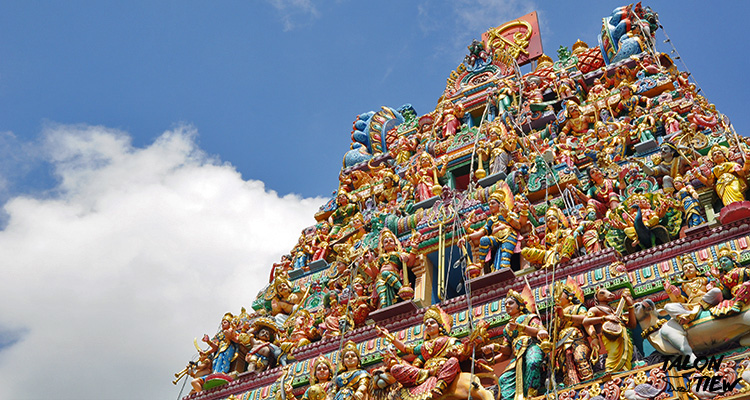 รูปปั้นเทพเจ้าต่างๆที่ด้านบนซุ้มประตูทางเข้าวัดแขก ศรีวีรมากาลีอัมมัน Sri Veerama Kaliamman Temple