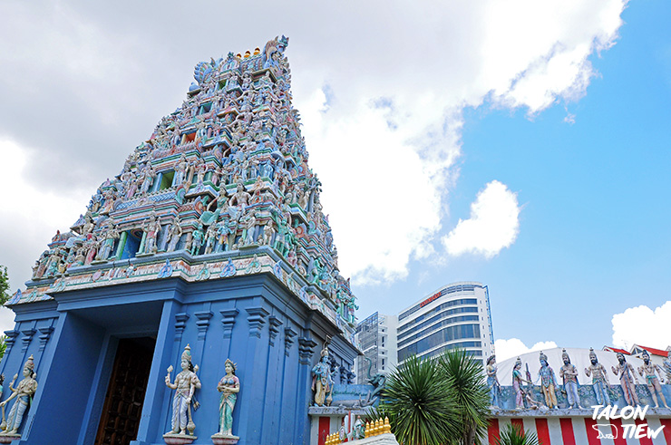 ซุ้มประตูทางเข้าและกำแพงที่สวยงามของวัดศรี ศรีนิวาส เปรุมาล(Sri Srinivasa Perumal Temple)