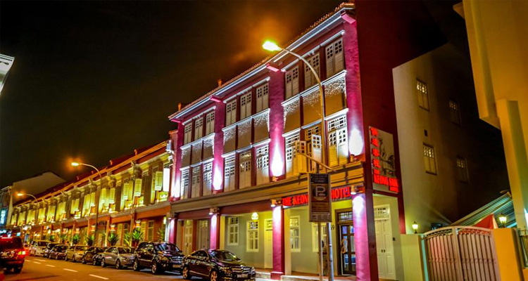 บริเวณด้านหน้ายามค่ำคืนของโรงแรม The Keong Saik Hotel