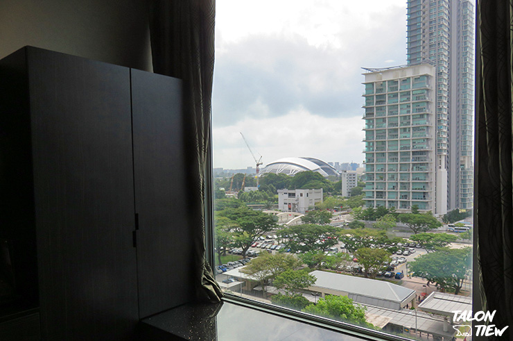 วิวจากหน้าต่างเตียงนอนภายในห้องพักโรงแรม V Hotel Lavender Singapore