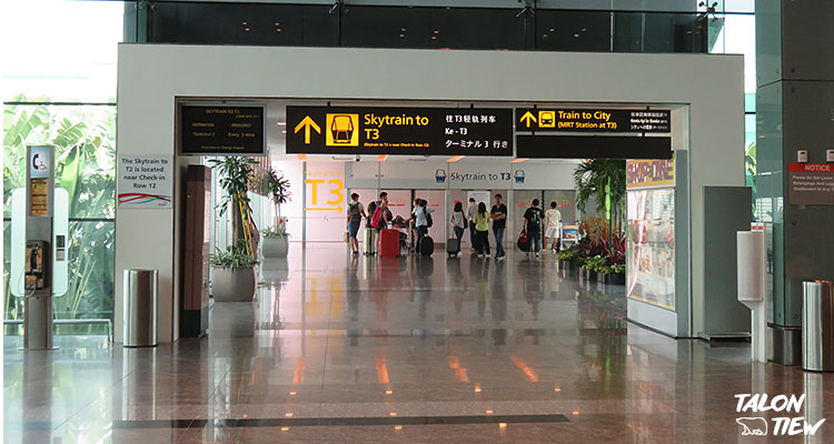 ทางเดินไปที่ Skytrain เพื่อเปลี่ยนไป Terminal 3