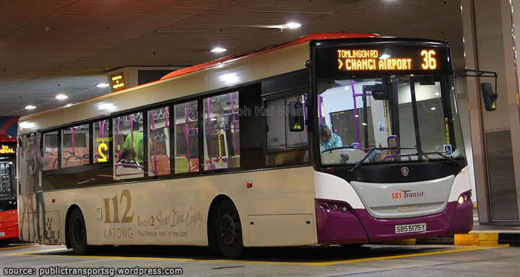 รถบัสสาย 36 ที่จะขับออกจากสนามบินสิงคโปร์เข้าตัวเมือง