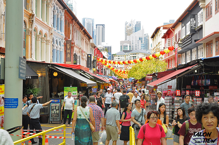 มุมมองจากหน้าทางออกสถานีรถไฟใต้ดิน Chinatown Exit A