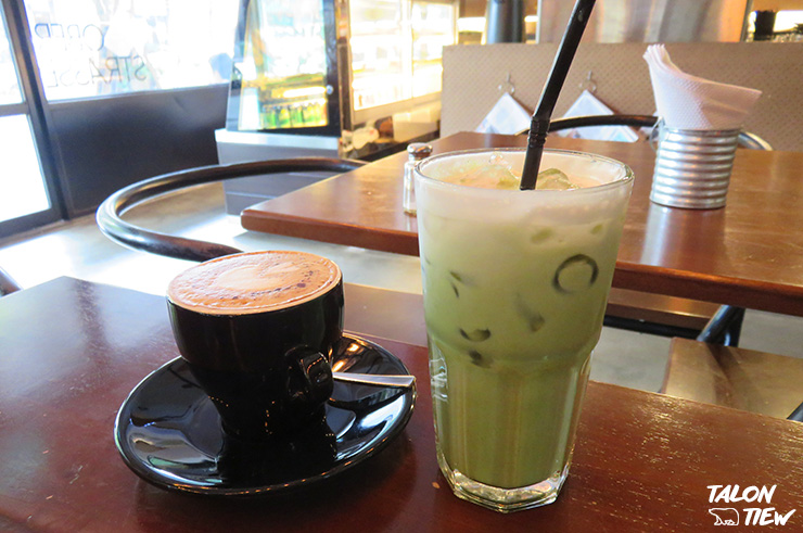 เครื่องดื่มชาเขียวเย็นและคาปูชิโน่ร้อน