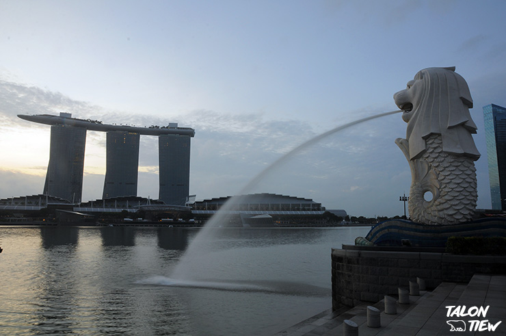 รูปปั้นสิงโตพ่นน้ำ Merlion ตอนเช้ามืด