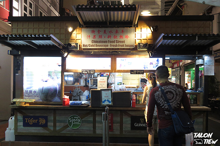 ซุ้มขายเครื่องดื่มที่ Chinatown Food Street Singapore