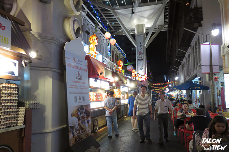 บรรยากาศยามค่ำคืนที่ Chinatown Food Street