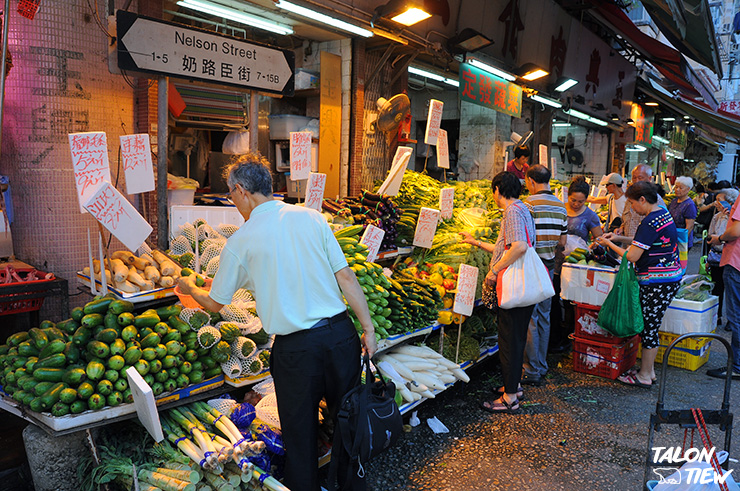บรรยากาศร้านขายผักที่ตลาดเช้าที่ Nelson Street และ Canton Road