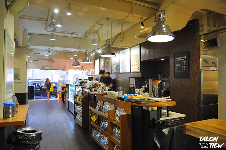 บรรยากาศภายในร้านกาแฟ Holly Brown Coffee สาขาสถานี Central