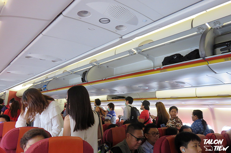 บรรยากาศภายในเครื่องบินขาไปฮ่องกง